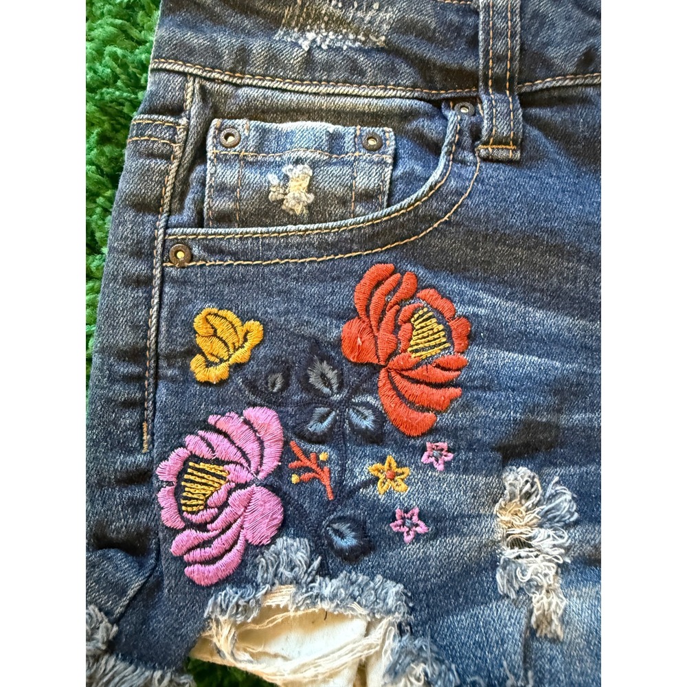 ZCOJEANS Premium Floral Embroidered Distressed Denim Shorts Blue Size 3 - Picture 3 of 7